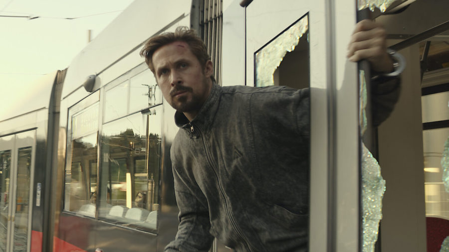 Ryan Gosling en El hombre gris, una de las películas que llegan a Netflix en julio.