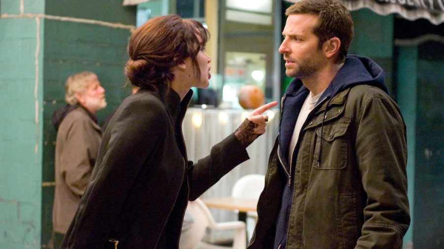 Bradley Cooper y Jennifer Lawrence peleando en Los juegos del destino 
