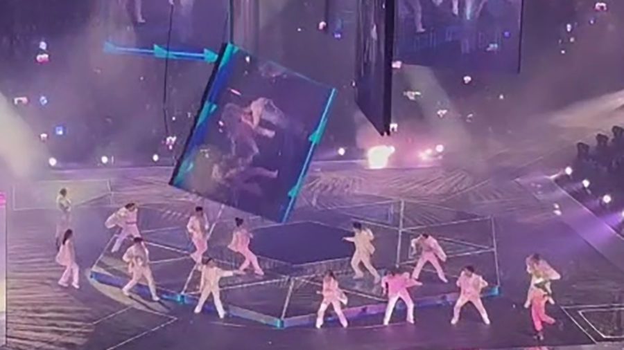 Una pantalla gigante cayó sobre uno de los bailarines de la agrupación cantonesa Mirror durante un concierto en Hong Kong.