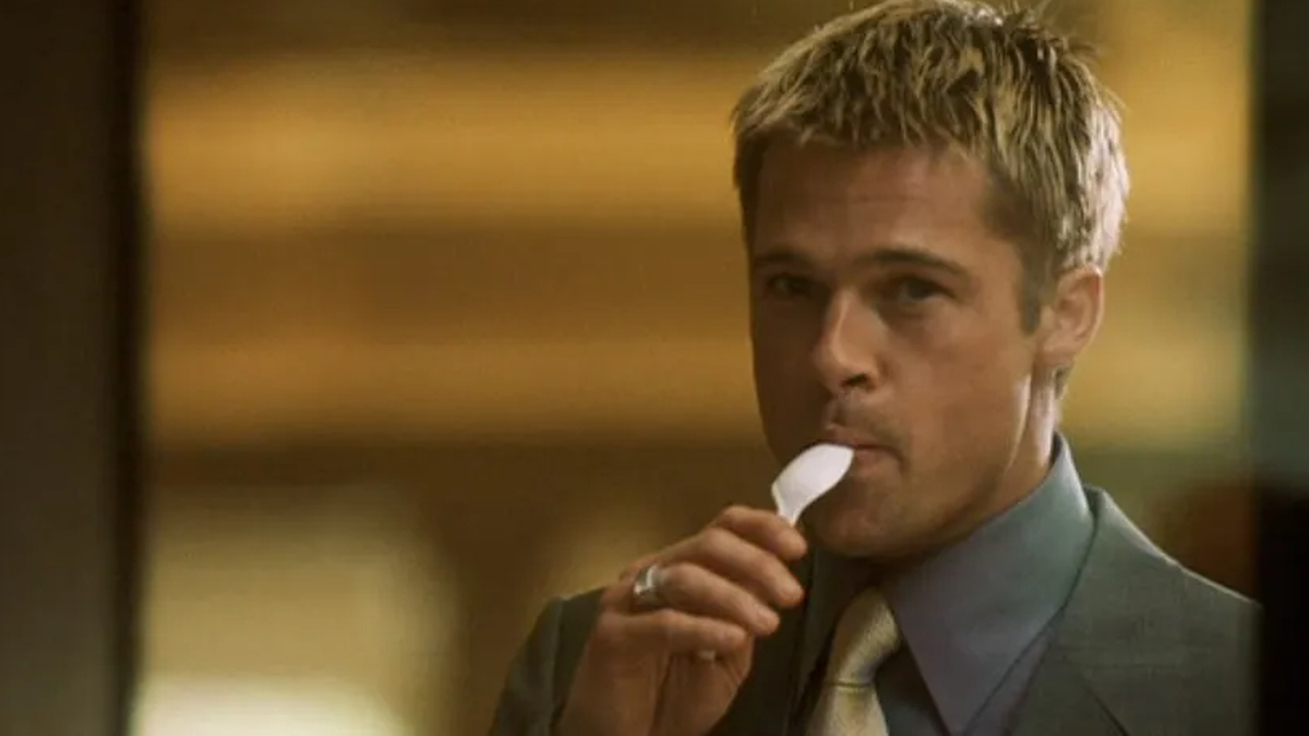Qué come Brad Pitt con la cuchara en Ocean's 11