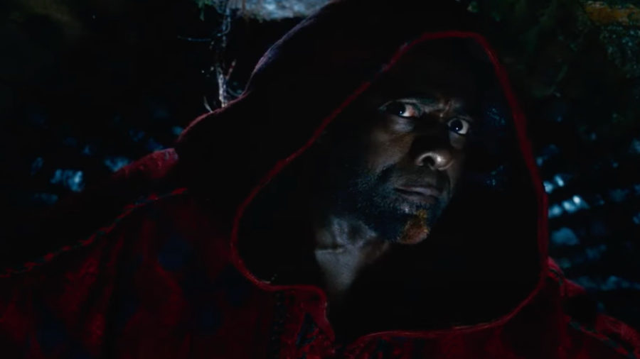 Idris Elba con capucha roja en Érase una vez un genio 