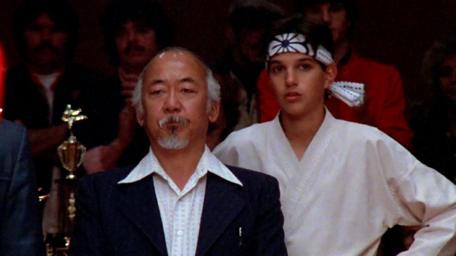 Daniel San y el señor Miyagi en combate en Karate Kid 