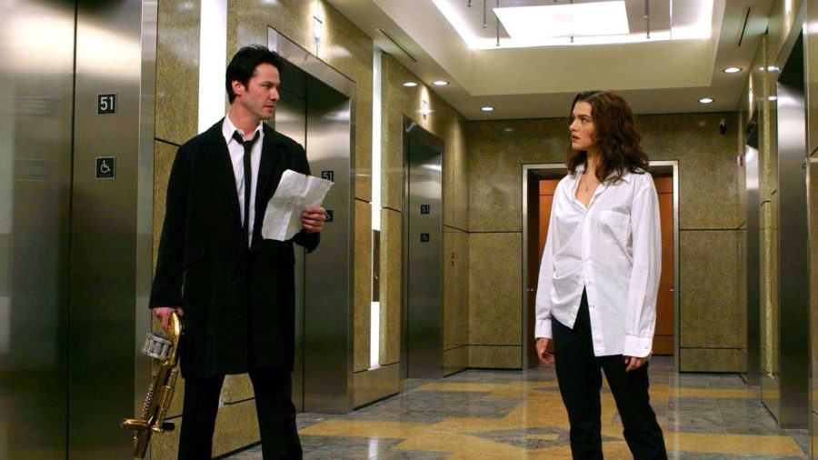 Keanu Reeves y Rachel Weisz en un elevador en Constantine