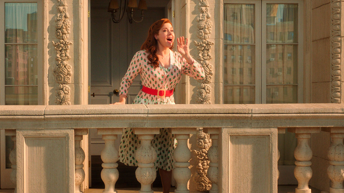 Amy Adams interpreta a la princesa Giselle en una escena que canta en un balcón de Desencantada